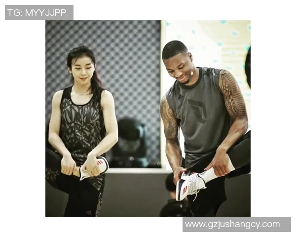 足球球星身穿西服尽显绅士风范 与伙伴们合影展示魅力与优雅 足球球星身穿西服尽显绅士风范 与伙伴们合影展示魅力与优雅